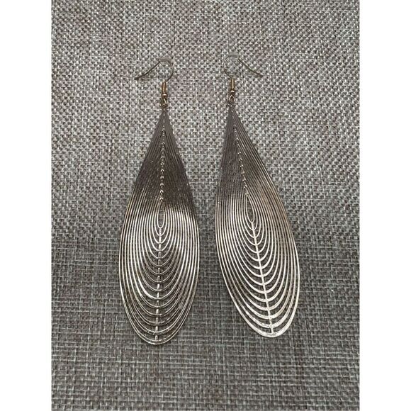 Elegant Gold Teardrop Earrings - Picture 4 of 7